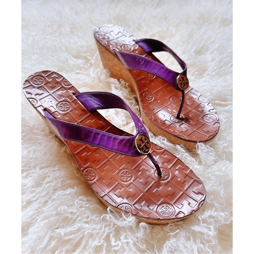 NWOT Tory Burch Thora Patent Leather Wedge Thong Sandal Purple Gold Size 10